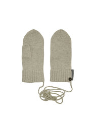 220211_mittens_nature_a